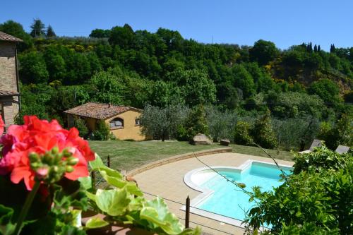 Výhľad na bazén v ubytovaní Podere Fontecastello alebo v jeho blízkosti