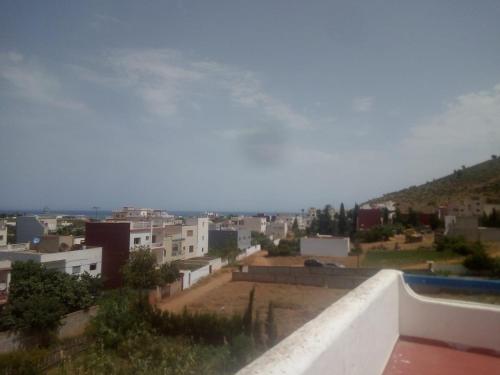 - une vue sur la ville depuis le toit d'un bâtiment dans l'établissement Amsa aqua villa, à Tetouan
