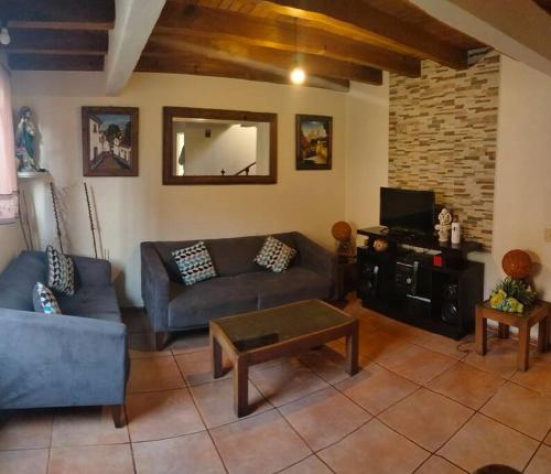 帕茨誇羅的住宿－Casa Nantly Patzcuaro，客厅配有沙发和桌子