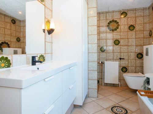 La salle de bains est pourvue d'un lavabo, d'une baignoire et de toilettes. dans l'établissement Holiday home Ulfborg LXXXVIII, à Ulfborg