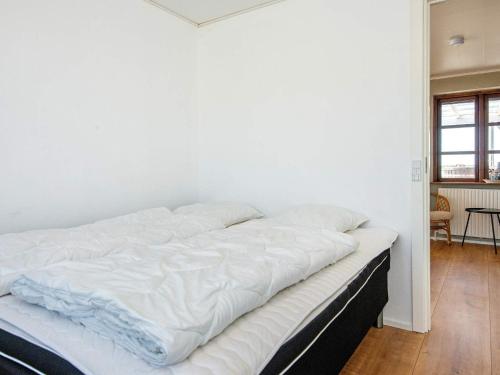 - un grand lit blanc dans une pièce dans l'établissement Holiday home Ulfborg LXXXVIII, à Ulfborg