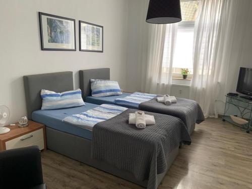 Un dormitorio con dos camas con toallas encima. en Alles was man braucht, 1-Zimmer Wohnung, en Dortmund