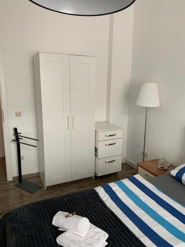 ein Schlafzimmer mit einem Bett mit Handtüchern darauf in der Unterkunft Alles was man braucht, 1-Zimmer Wohnung in Dortmund