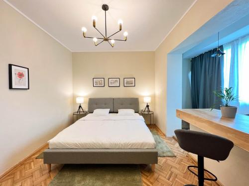 1 dormitorio con cama y lámpara de araña en Kesletz House, en Sibiu