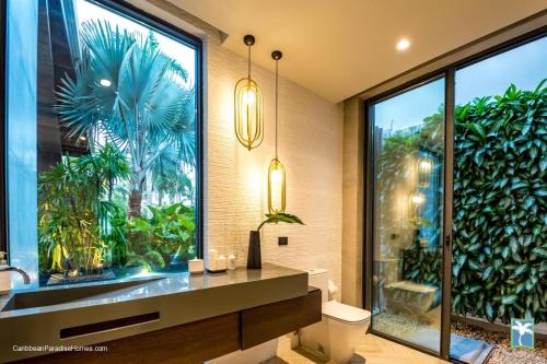 baño con aseo y ventana grande en Sunny Vacation Villa No 33, en Bonao