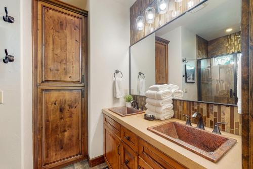 Ένα μπάνιο στο Caldera Luxury Basecamp