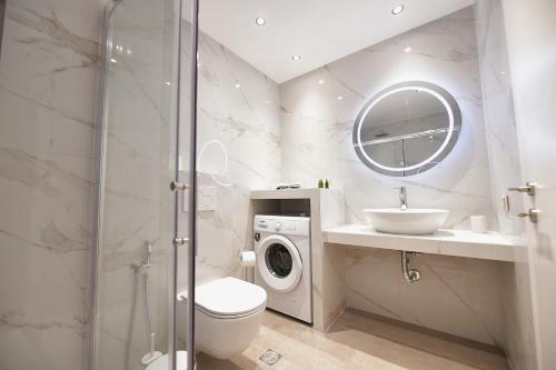 La salle de bains est pourvue d'un lavabo et d'un lave-linge. dans l'établissement Cocoon Elegant Living, à Gerakini