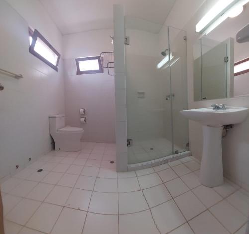 ein Bad mit einem WC, einem Waschbecken und einer Dusche in der Unterkunft Hotel El Condor in Paracas