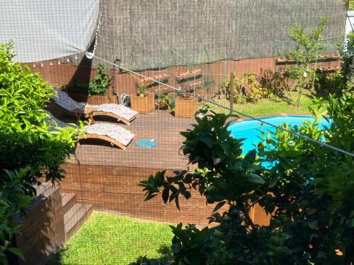 um quintal com uma piscina e uma cerca em BERGUI Guesthouse - Guimarães em Guimarães