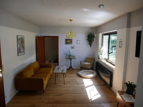sala de estar con sofá y mesa en Ferienhaus Pulsberg I gesamtes Haus I inklusive 1300qm Grundstück en Spremberg