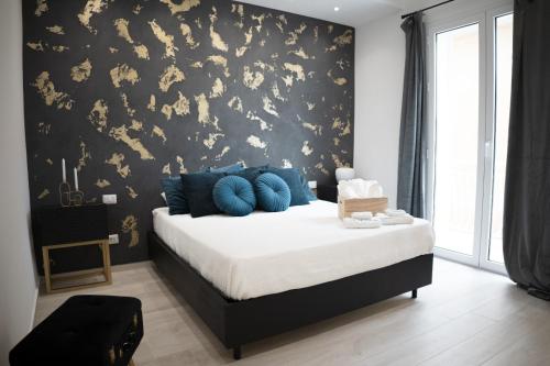 una camera da letto con un letto con cuscini blu di La Casita a Balestrate