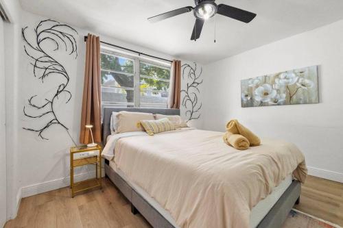 una camera con letto e ventilatore a soffitto di Intimate Casita Mia minutes away from Airport, Calle 8, Brickell, Coral Gables, The beach and more! a Miami