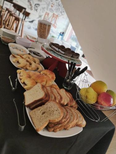 stół z talerzami chleba i wypieków w obiekcie Hotel Parque w mieście Necochea