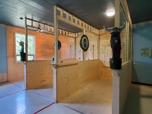 una vista interior de una banda de boxeo con un toro en la pared en RAPPA Bayview Suite, 