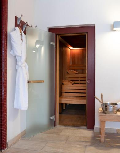 a kitchen with a door open to a closet at Romantik Landhotel 3Kronen in Adelsdorf