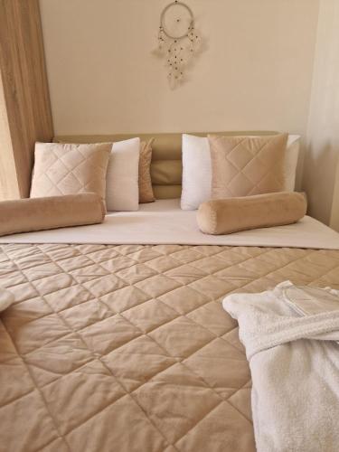 duże łóżko z poduszkami na górze w obiekcie J&A Apartman w mieście Jagodina