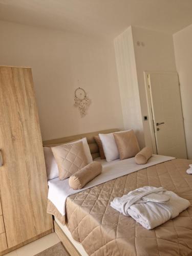雅戈丁那的住宿－J&A Apartman，一间卧室配有一张大床和枕头
