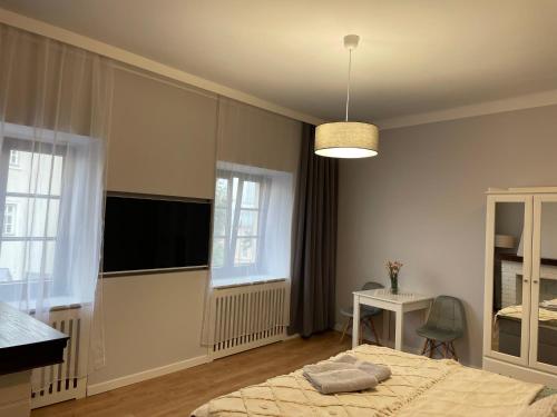 sypialnia z łóżkiem, stołem i oknem w obiekcie Brama Krakowska - Old Town - Premium Apartment w mieście Lublin