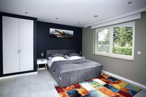 een slaapkamer met een bed en een raam bij Ruhige, moderne Villa im Grünen 