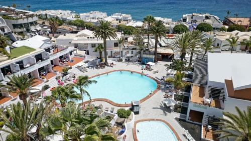 una vista aérea de un complejo con piscina en Labranda Playa Club, en Puerto del Carmen