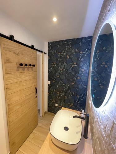 La salle de bains est pourvue de toilettes en face d'une porte. dans l'établissement Appartement ou studio en hyper centre, pour la plage et la rue pietonne il suffit de traverser la rue , voir la photo principale, à Andernos-les-Bains