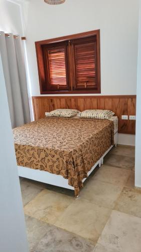 a bedroom with a bed in a room at Villa Continentes Brasil & Maison de rêve sur la plage in Guajiru