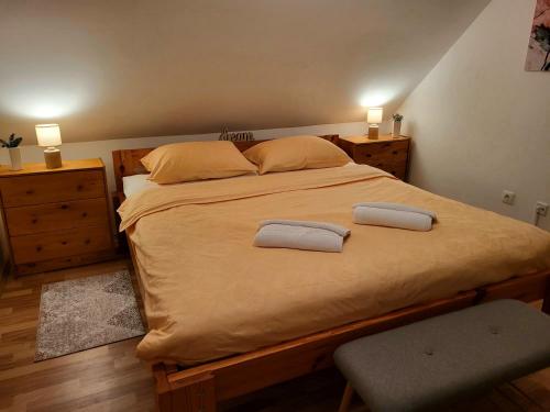 sypialnia z dużym łóżkiem z dwoma ręcznikami w obiekcie Vila Mellis w mieście Duga Resa