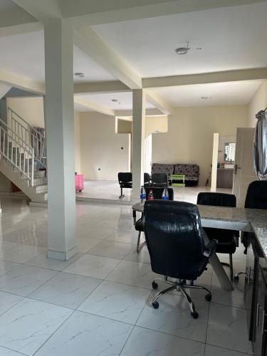 eine Lobby mit einem Schreibtisch und Stühlen in einem Gebäude in der Unterkunft Kams Lodge Broadview, Idu in Furah