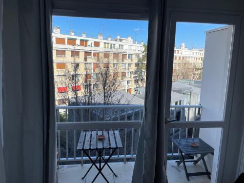 d'un balcon avec une table et une vue sur un bâtiment. dans l'établissement Studio pour 2 personnes avec Balcon Metro Marcel Sambat, à Boulogne-Billancourt