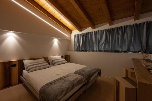 Ένα ή περισσότερα κρεβάτια σε δωμάτιο στο Agritur Deromedi