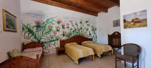 Zimmer mit 2 Betten und Wandgemälde in der Unterkunft Masseria Milu' in Siponto