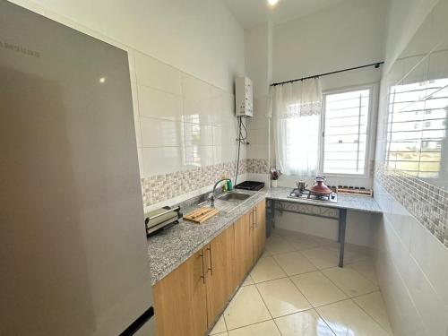 uma cozinha com um lavatório e uma bancada em Super et nouvel appart proche de la plage em Temara