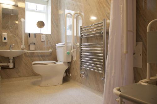 een badkamer met een toilet en een wastafel bij The Auckland Hotel in Morecambe