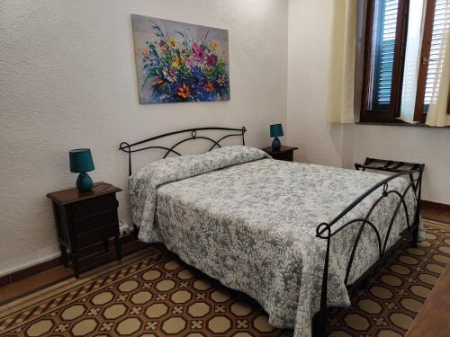 CalangianusにあるZa Matalenaのベッドルーム1室(ベッド1台付)が備わります。壁には絵画が飾られています。