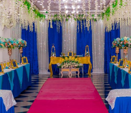 Un pasillo de bodas azul y rosa en Hotel Raices de la Guajira, en Santa Marta