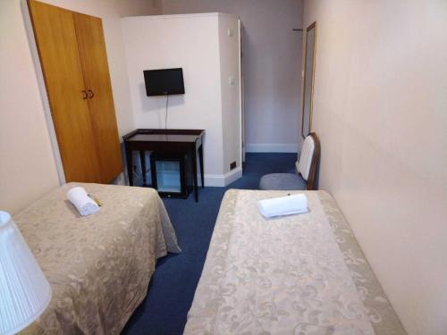 Una cama o camas en una habitación de St Simeon