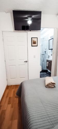 um quarto com uma cama e um armário branco em C.-Habitación con baño privado / Centro de Coyoacan em Cidade do México