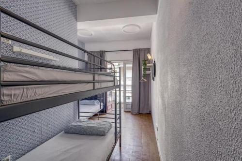 um quarto com 2 beliches numa parede em Travel & Live Porto Hostel em Porto
