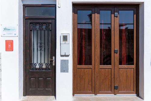 une paire de portes en bois sur un bâtiment dans l'établissement Apartamentos Terramar, à Peñíscola