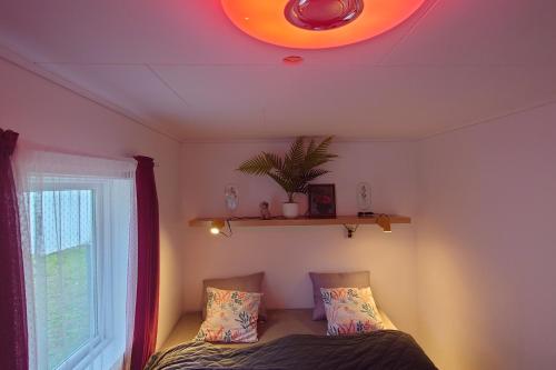 1 dormitorio con 2 camas y ventana en The Lake en Alingsås