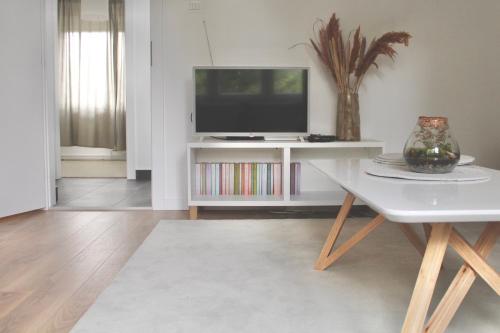 Μια τηλεόραση ή/και κέντρο ψυχαγωγίας στο Stardust Apartment