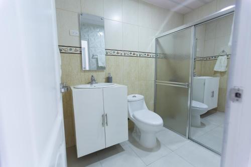 y baño con aseo, lavabo y ducha. en MB Apartment - A, en San Felipe de Puerto Plata
