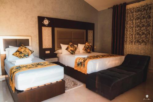 Giường trong phòng chung tại Hotel Jibal Chaouen