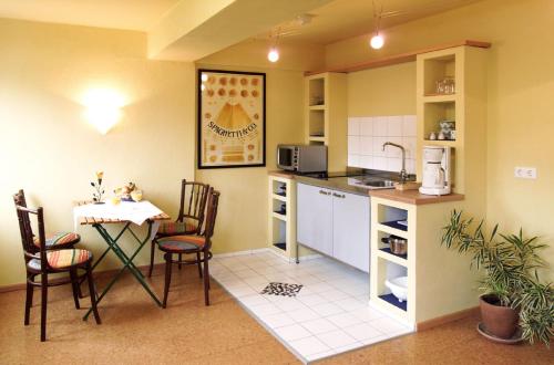 Una cocina o zona de cocina en Hotel-amSee