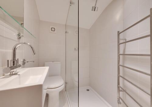 een badkamer met een toilet, een wastafel en een douche bij La Ronessa in Aldeburgh