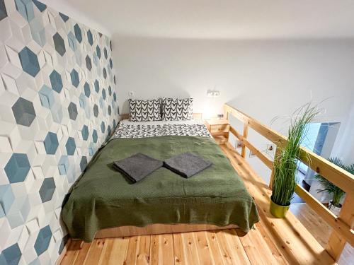 Postel nebo postele na pokoji v ubytování Colorful apartment next to Gozsdu and Synagogue