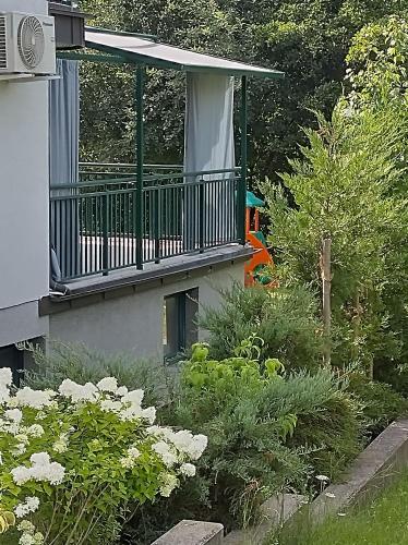 un balcón de una casa con jardín en Ferienhaus Anna Seelach, en Sankt Kanzian