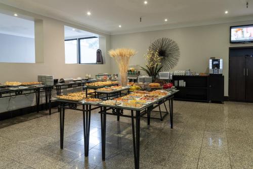 a buffet line with many different types of food at Taiwan Hotel in Ribeirão Preto