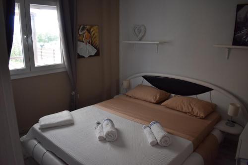 sypialnia z 2 łóżkami i kapciami w obiekcie The Sea Stars w miejscowości Nea Kallikratia