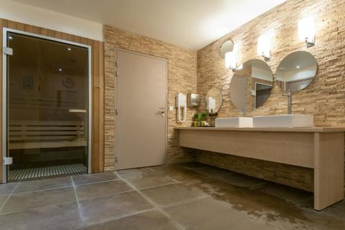a bathroom with a double sink and mirrors at Résidence Pierre & Vacances Atria-Crozats in Avoriaz